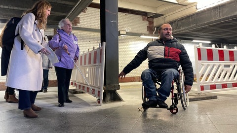 Mohamed Zakzak (rechts) weist auf Barrieren in Pforzheim hin