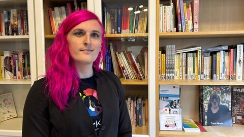 Sprecherin des Vereins queerKAstle in der queeren Bibliothek