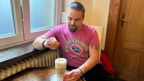 Cal Engelhardt in einem Café