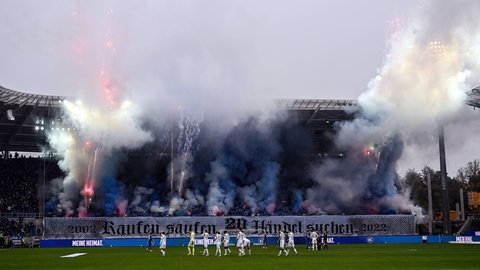 KSC-Fans zünden Pyrotechnik auf der Südtribüne