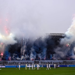 KSC-Fans zünden Pyrotechnik auf der Südtribüne