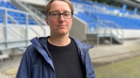 Sophia Gerschel, Sozialarbeiterin beim Fanprojekt Karlsruhe, im KSC-Stadion - wenige Tage vor dem Prozess aufgenommen.