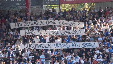 Die Hoffenheimer Nach Einsatz von Pyrotechnik: Hoffenheimer Fans zeigen sich beim Spiel in Berlin solidarisch mit den verurteilten KSC-Anhängern.