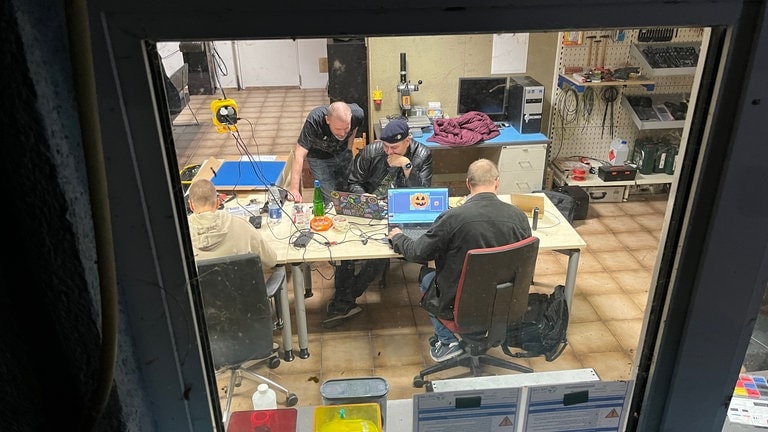 Durch ein Kellerfenster sieht man die Werkstatt, in der Mitgleider des FabLab Bruchsal arbeiten.