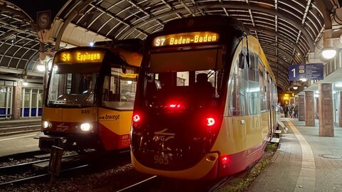 Zwei S-Bahnen stehen am frühen Montagmorgen während des Warnstreiks bei der AVG am Albtalbahnhof in Karlsruhe. 