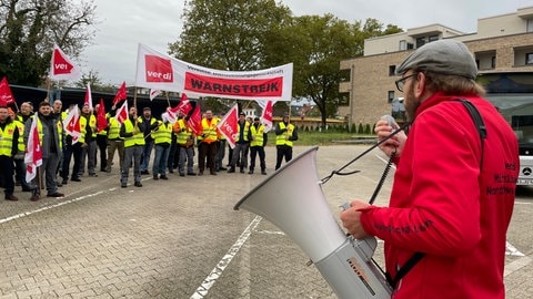 Rund 50 Beschäftigte der AVG demonstrierten am Morgen in Ettlingen für mehr Geld.