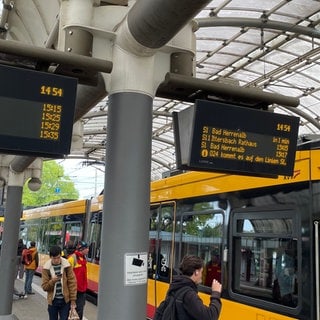 Im Stadtbahn-Verkehr im Raum Karlsruhe kommt es am Montag wegen eines Warnstreiks teilweise zu Ausfällen und Verzögerungen. 