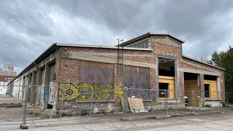 Eine Halle in der Oststadt, in der gerade die neuen Räumlichkeiten des KSC-Fanprojekts entstehen.