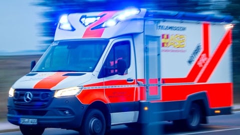 Bei einem Unfall mit einem Bus zwischen Calw und Bad Liebenzell wurden 13 Menschen verletzt (Symbolbild)