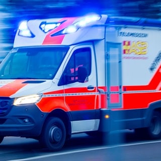 Bei einem Unfall mit einem Bus zwischen Calw und Bad Liebenzell wurden 13 Menschen verletzt (Symbolbild)