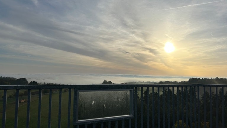 Der Ausblick vom Aussichtsturm "Himmelsblick" in Schömberg. Nach und nach kam hier die Sonne raus.