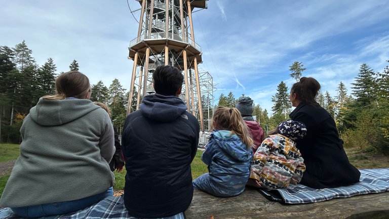 Kindergartenkinder feuern Extremsportlerin Tanja Höschele beim Weltrekordversuch am Aussichtsturm "Himmelsblick" an.