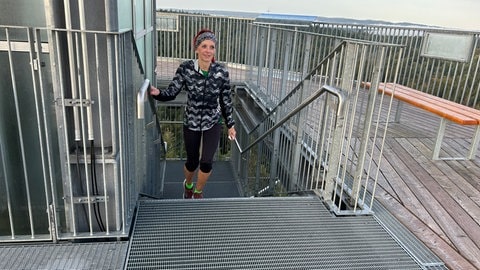 Extremsportlerin Tanja Höschele läuft bei ihrem Weltrekordversuch in Schömberg den ganzen Tag Treppen hoch und runter