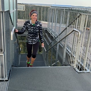 Extremsportlerin Tanja Höschele läuft bei ihrem Weltrekordversuch in Schömberg den ganzen Tag Treppen hoch und runter