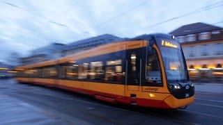 Straßenbahn beim Losfahren von einer Haltestelle in Karlsruhe