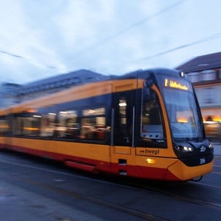 Straßenbahn beim Losfahren von einer Haltestelle in Karlsruhe