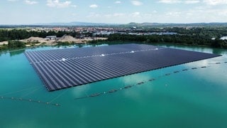 Schwimmende Photovoltaik-Anlage auf dem Philippsee in Bad Schönborn (Kreis Karlsruhe)