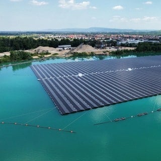 Schwimmende Photovoltaik-Anlage auf dem Philippsee in Bad Schönborn (Kreis Karlsruhe)