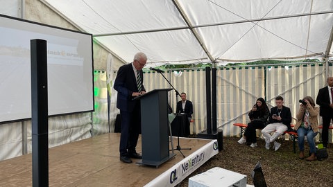 Ministerpräsident Winfried Kretschmann war bei der Einweihung der schwimmenden PV-Anlage in Bad Schönborn.