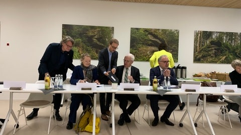 Umweltministerin Thekla Walker, Ministerpräsident Winfried Kretschmann und der Chef des Nationalparkrats, Klaus Rückert, bei der Sitzung des Rates am Montag auf dem Ruhestein. 