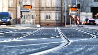 Straßenbahnschienen, die ins Leere laufen, aufgenommen in der Innenstadt von Karlsruhe. Ein Projekt arbeitet in der Stadt daran, Daten datenschutzkonform für die Verbesserung der Mobilität verfügbar zu machen.