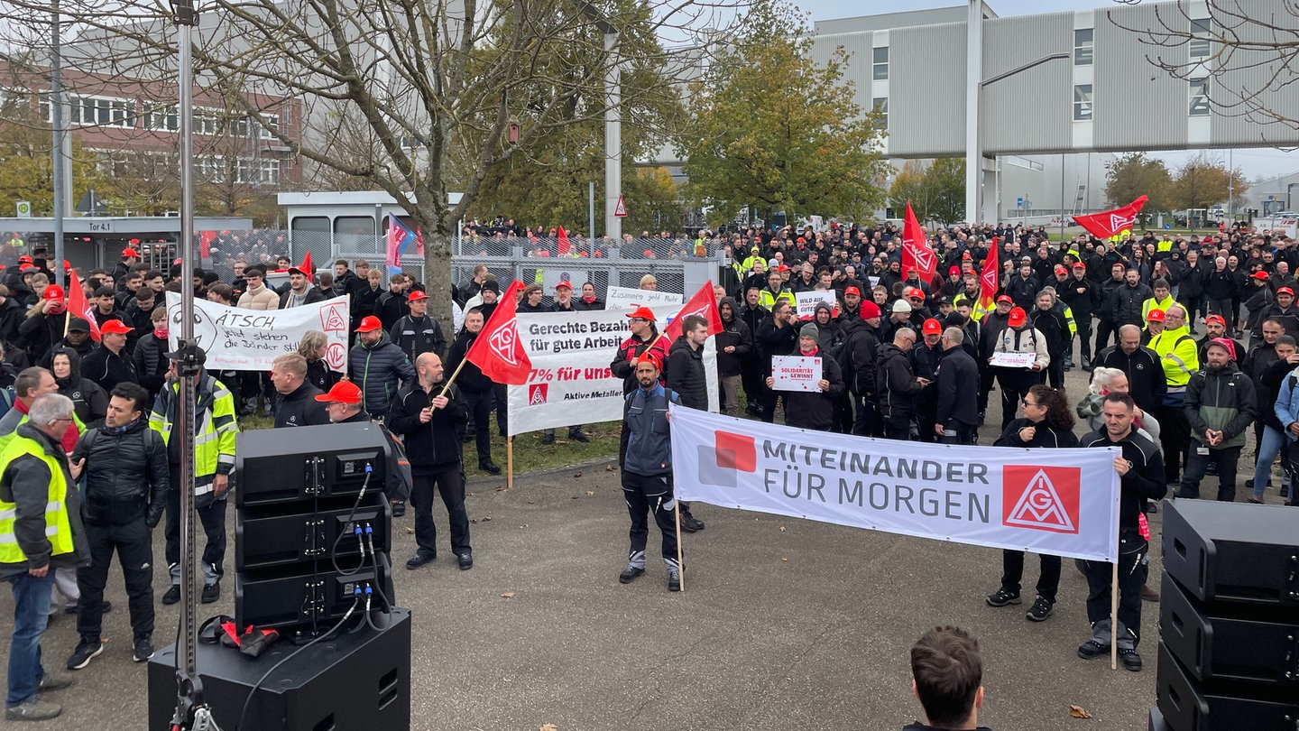 Die Gewerkschaft IG Metall streikt auch im Mercedes Benz Werk in Rastatt. Laut IG Metall waren etwa 2.000 Teilnehmer bei der Kundgebung vor Ort.