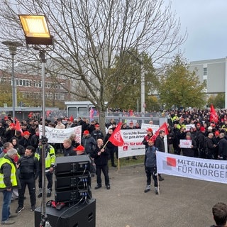 Die Gewerkschaft IG Metall streikt auch im Mercedes Benz Werk in Rastatt. Laut IG Metall waren etwa 2.000 Teilnehmer bei der Kundgebung vor Ort.