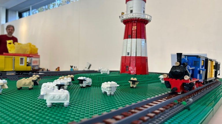 Asiatisch anmutende Häuser und Straßenzüge in der Lego-Ausstellung in Karlsruhe.