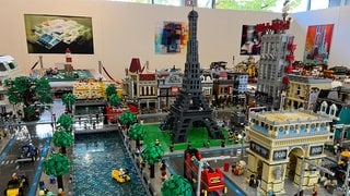 Der Eiffelturm findet sich in einem kleinen Lego-Paris in der Ausstellung in Karlsruhe wieder.