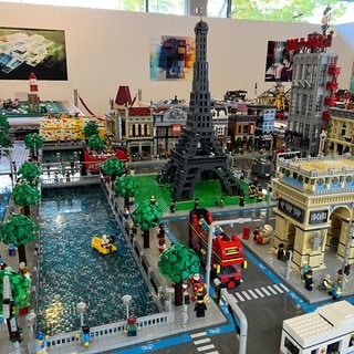 Der Eiffelturm findet sich in einem kleinen Lego-Paris in der Ausstellung in Karlsruhe wieder.