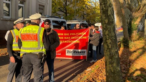 Rechte demonstrieren in Karlsruhe.