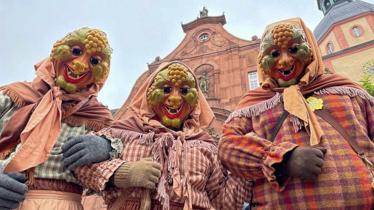 Zum Start in die fünfte Jahreszeit haben Fastnachtsfans in Ettlingen den kühlen Temperaturen getrotzt.