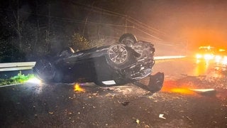 Auto liegt stark beschädigt auf der Seite auf einer Landstraße. Schwerer Unfall mit Fahrerflucht auf der Albtalstrecke bei Waldbronn.