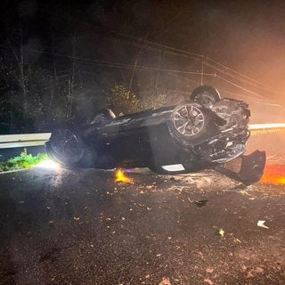 Auto liegt stark beschädigt auf der Seite auf einer Landstraße. Schwerer Unfall mit Fahrerflucht auf der Albtalstrecke bei Waldbronn.