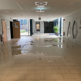 In der Bertha-von-Suttner Schule in Ettlingen gab es einen Wasserschaden. 1.000 Schüler müssen zu Hause bleiben.