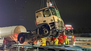 Am Autobahndreieck Karlsruhe ist ein Tanklaster auf einen Reisebus gefahren