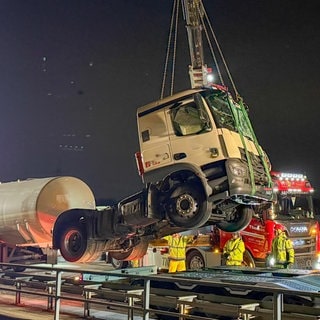 Am Autobahndreieck Karlsruhe ist ein Tanklaster auf einen Reisebus gefahren