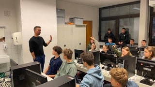 Der Lehrer Bob Blume im Unterricht am Windeck-Gymnasium in Bühl