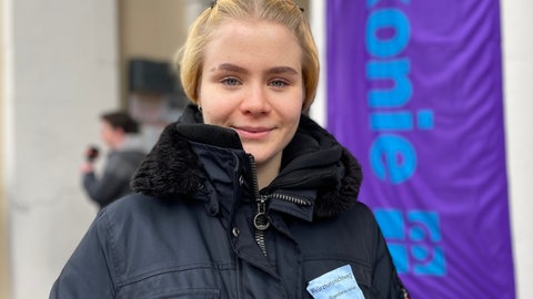 Demo für den Erhalt des Freiwilligendienstes in Karlsruhe: Sophie-Marie arbeitet in einem Karlsruher Krankenhaus und weiß, wie wichtig ihre Unterstützung für das Team ist