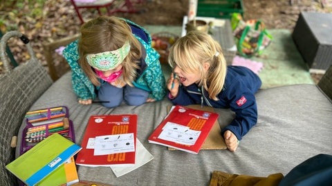 Schülerinnen ordnen in der Freien Schule Nimmersatt in Ettlingen Obstbegriffe zu