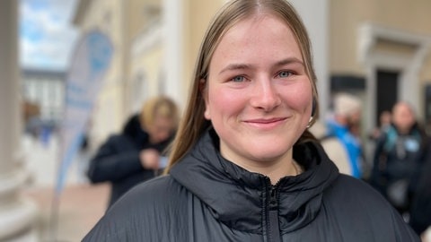 Demo für den Erhalt des Freiwilligendienstes in Karlsruhe: Lisa unterstützt die Diakonie in Remchingen mit ihrem Freiwilligendienst