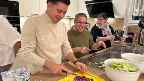 "Rent a Bürgermeister": Bürgermeister von Walzbachtal Timur Özcan und die Bewohner  der "Arche Jöhlingen" bereiten das Abendessen zu.