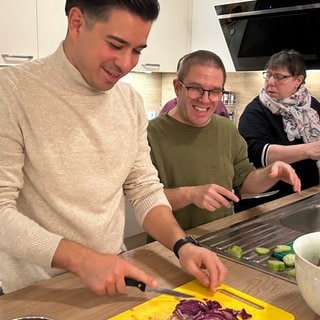 "Rent a Bürgermeister": Bürgermeister von Walzbachtal Timur Özcan und die Bewohner  der "Arche Jöhlingen" bereiten das Abendessen zu.