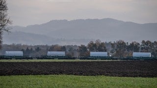 Castor-Transport: Castoren mit Atommüll rollen auf einer Bahnstrecke (Symbolbild).