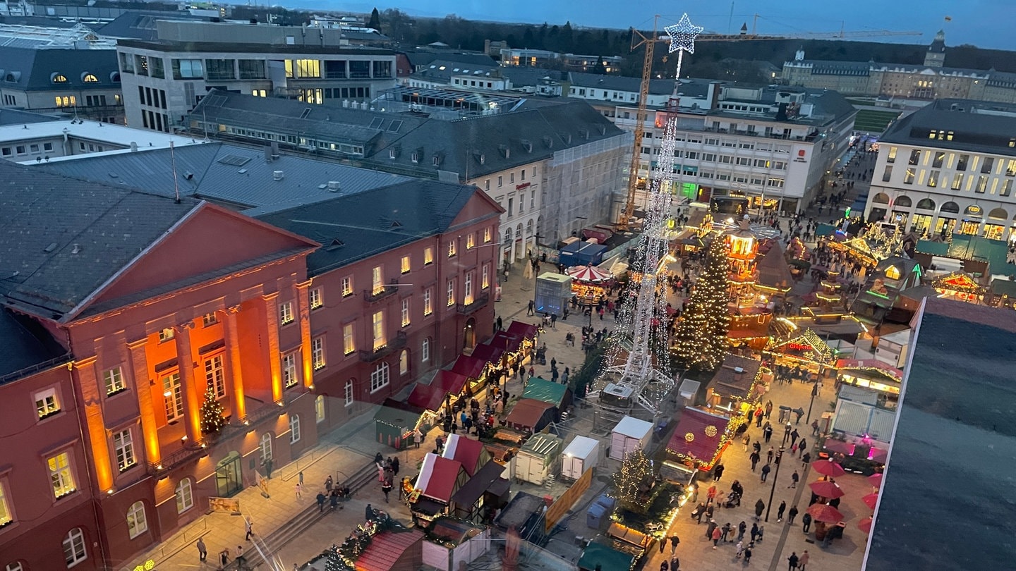 Auf dem Karlsruher Weihnachtsmarkt zahlen Besucherinnen und Besucher zwischen 3,50 Euro und fünf Euro für eine Bratwurst