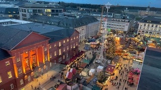 Auf dem Karlsruher Weihnachtsmarkt zahlen Besucherinnen und Besucher zwischen 3,50 Euro und fünf Euro für eine Bratwurst