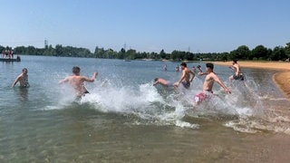 Ein Magnet für Wasser-und Sonnenhungrige: der Hardtsee bei Ubstadt (Kreis Karlsruhe). Junge Männer laufen mit viel Vergnügen ins Wasser