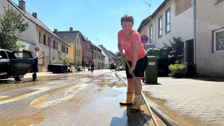 In Heidelsheim bei Bruchsal wird nach dem Hochwasser aufgeräumt.