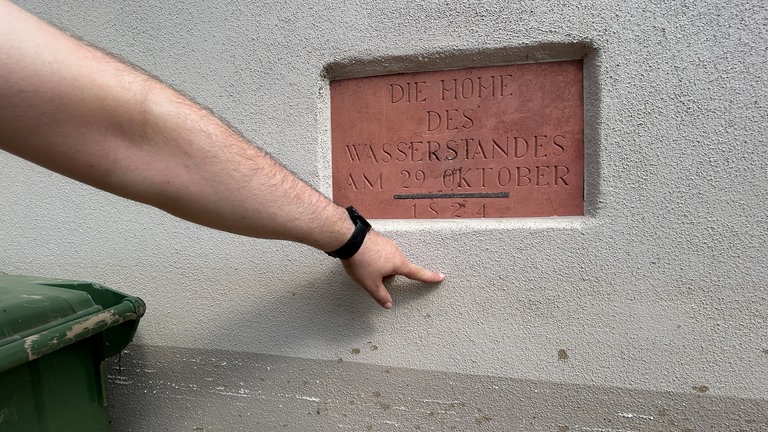 In Heidelsheim bei Bruchsal wird nach dem Hochwasser aufgeräumt.