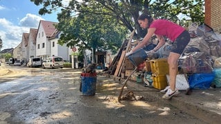 In Heidelsheim bei Bruchsal wird nach dem Hochwasser aufgeräumt.